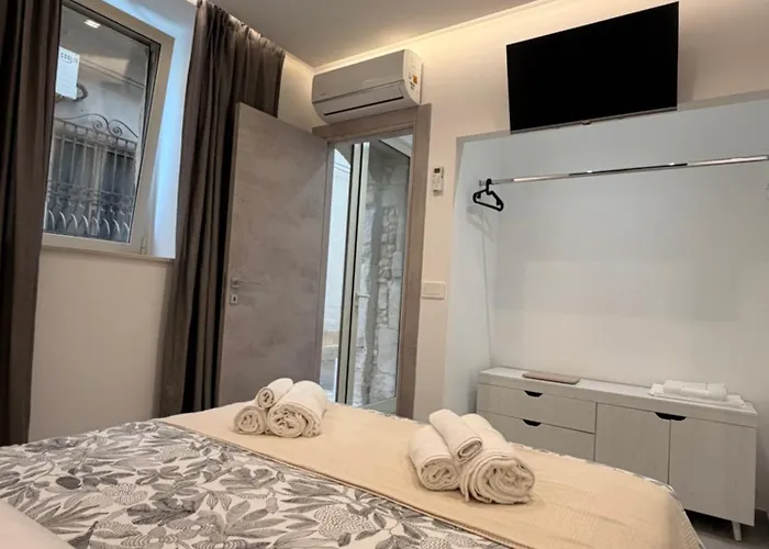 Sicilian Jacuzzi Stay - 2Br Syracuse